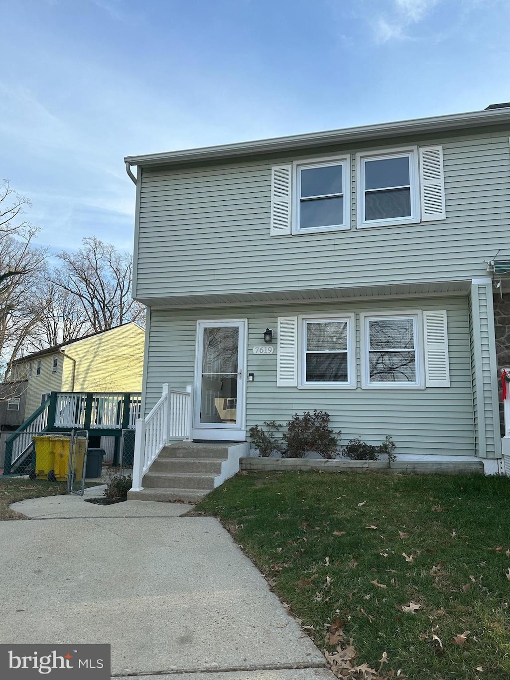 view of front of home featuring a front lawn