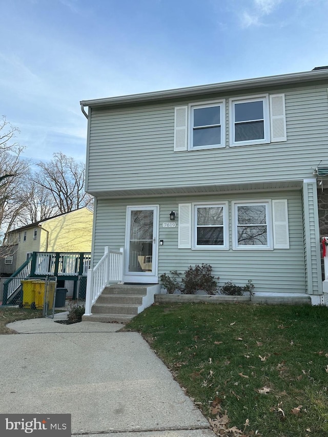 view of front of home featuring a front lawn