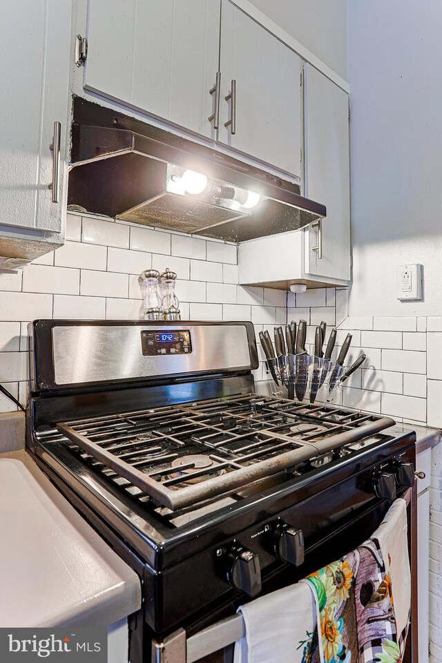 room details with tasteful backsplash and gas range