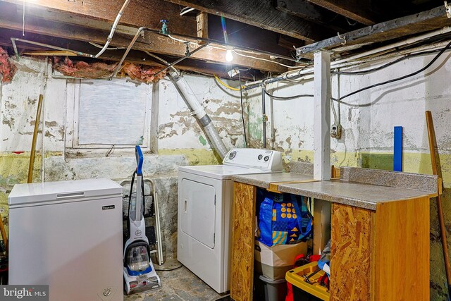 clothes washing area featuring washing machine and dryer