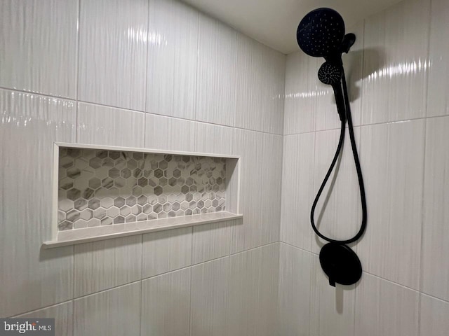 room details featuring a tile shower