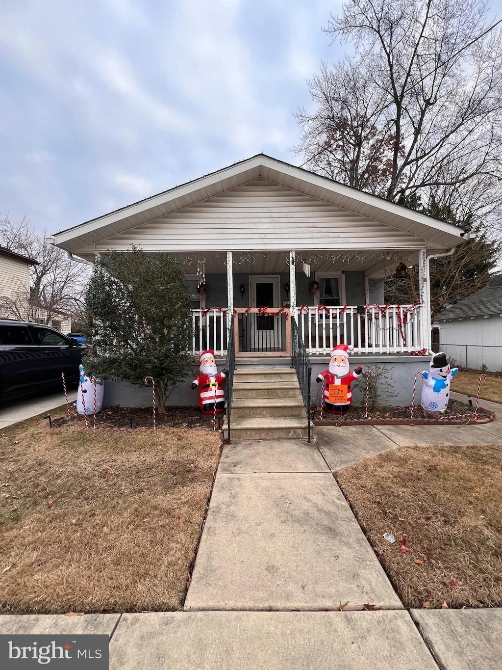 bungalow-style house with covered porch