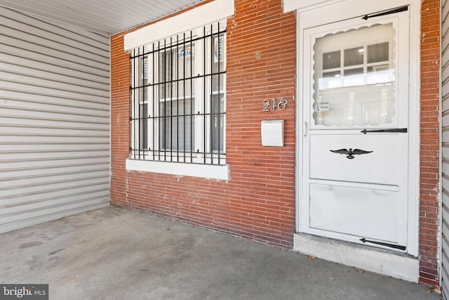 entrance to property featuring covered porch