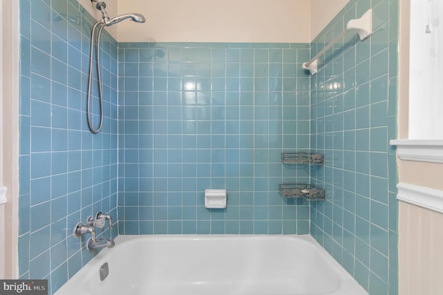 bathroom with tiled shower / bath