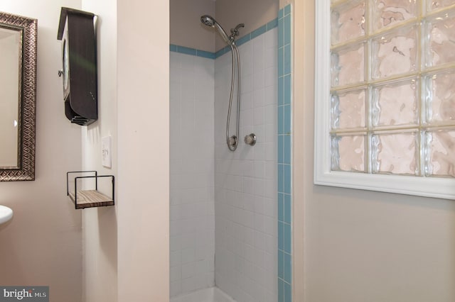 bathroom featuring a tile shower