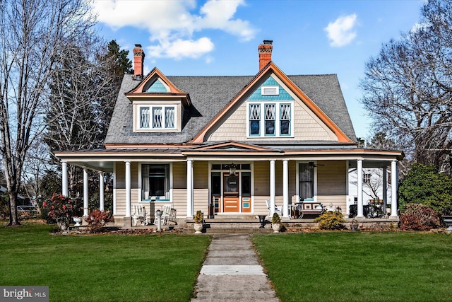 view of front of property featuring a porch and a front yard