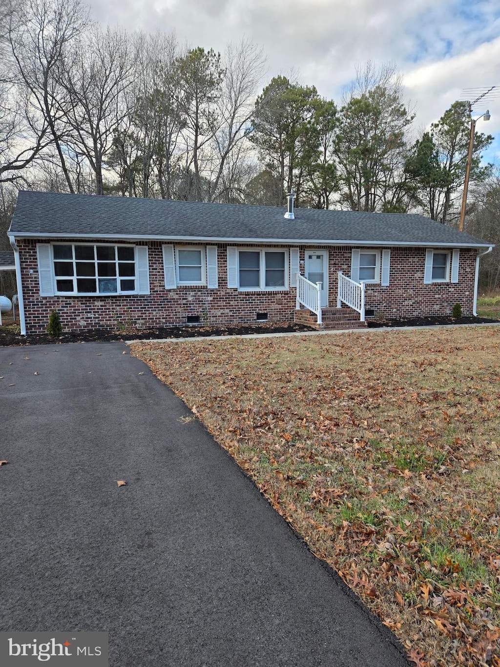 ranch-style house with a front yard