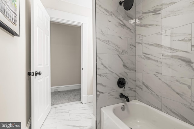 bathroom with tiled shower / bath combo