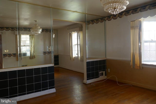 spare room with an inviting chandelier and a wealth of natural light