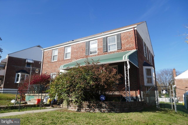 view of front of home featuring a front yard