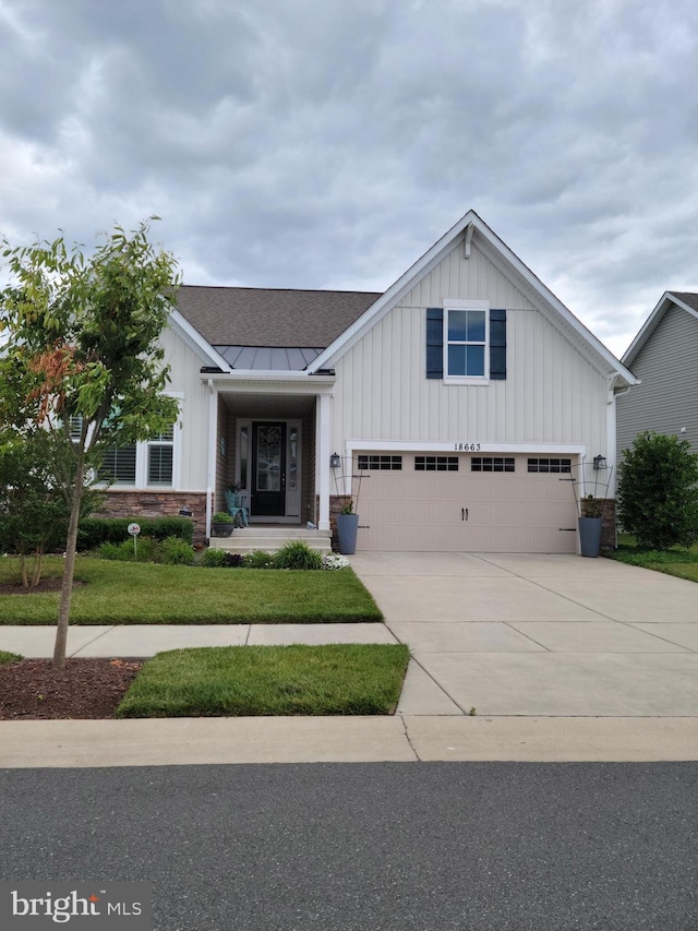 view of front facade featuring a front yard and a garage