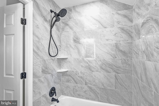 bathroom with tiled shower / bath combo