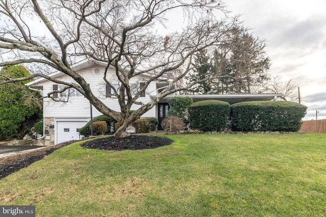 view of front facade featuring a front yard and a garage