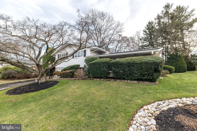 view of front of property featuring a front yard