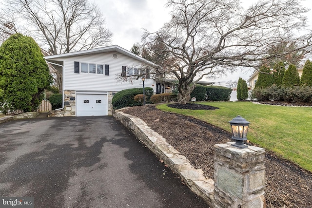 view of front of property featuring a front lawn and a garage