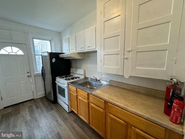 kitchen with backsplash, dark wood-type flooring, white cabinets, sink, and white gas range