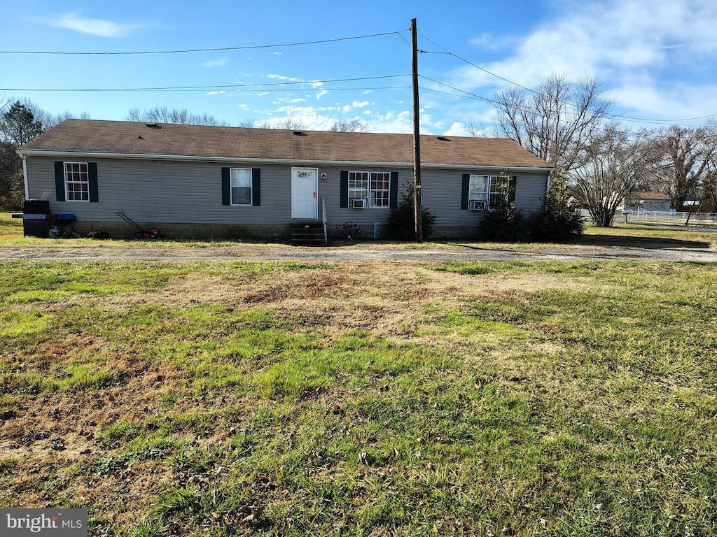 ranch-style home featuring a front lawn