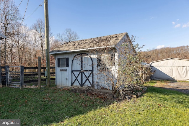 view of outdoor structure featuring a yard