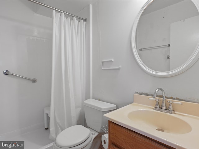 bathroom featuring a shower with shower curtain, vanity, and toilet