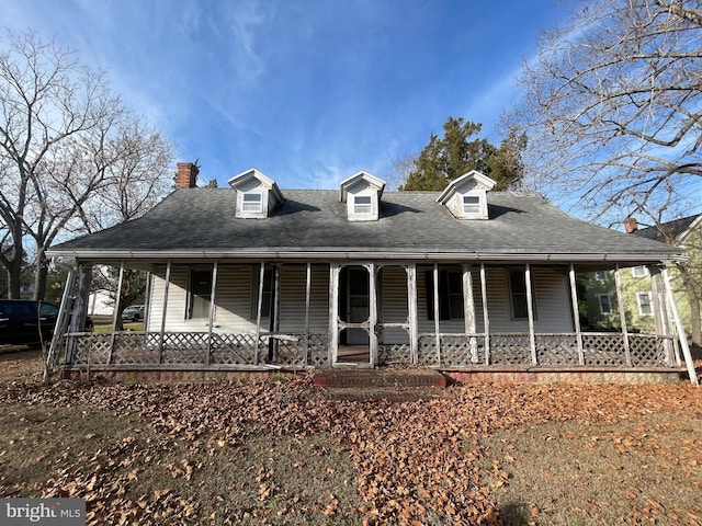 farmhouse featuring covered porch