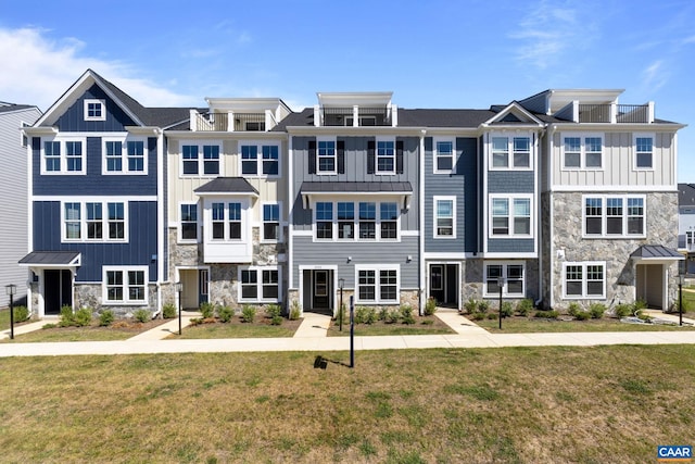 view of front facade featuring a front yard