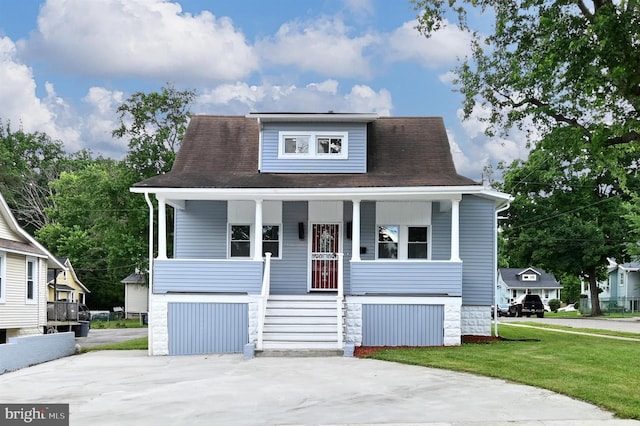 bungalow featuring covered porch and a front lawn