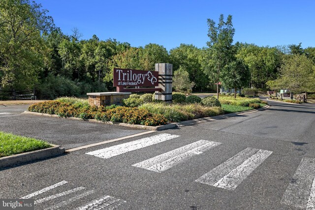 view of community / neighborhood sign