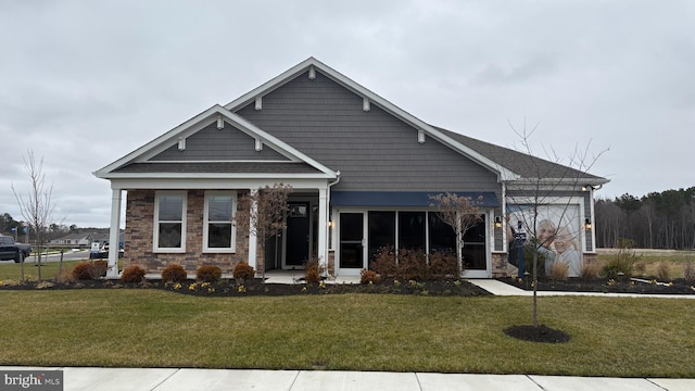 craftsman house featuring a front yard