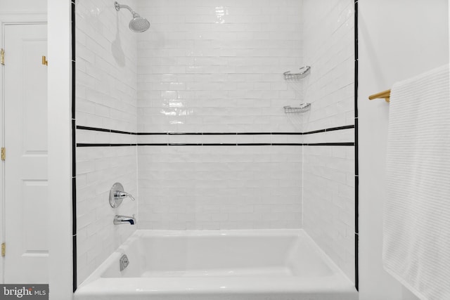 bathroom featuring tiled shower / bath combo