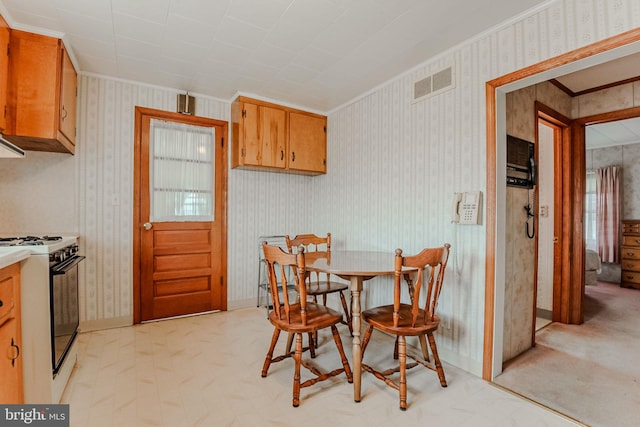 dining space featuring ornamental molding