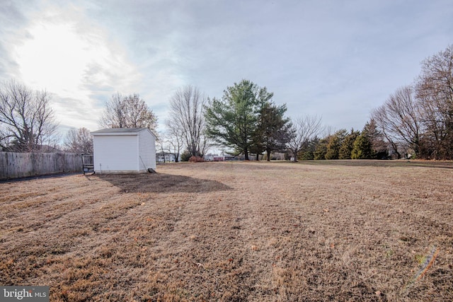 view of yard featuring a storage shed