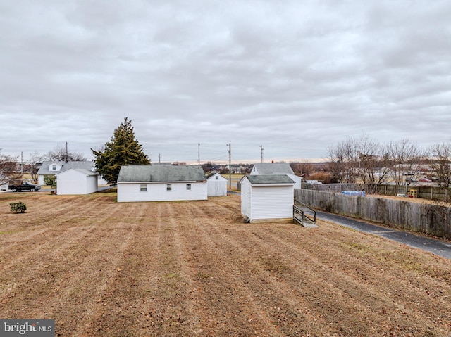 view of yard with a storage unit