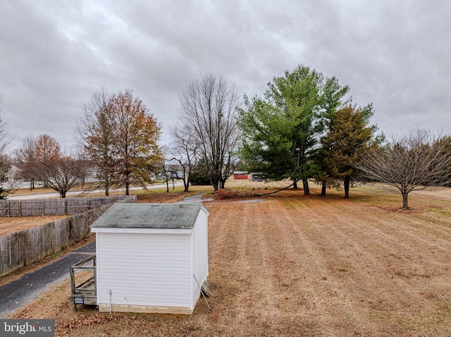 view of yard with a storage shed