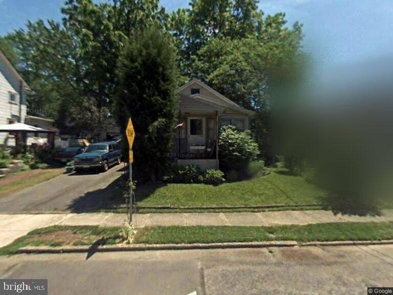 view of front of home featuring a front lawn