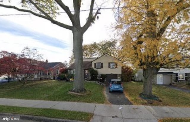 view of front of property featuring a front lawn