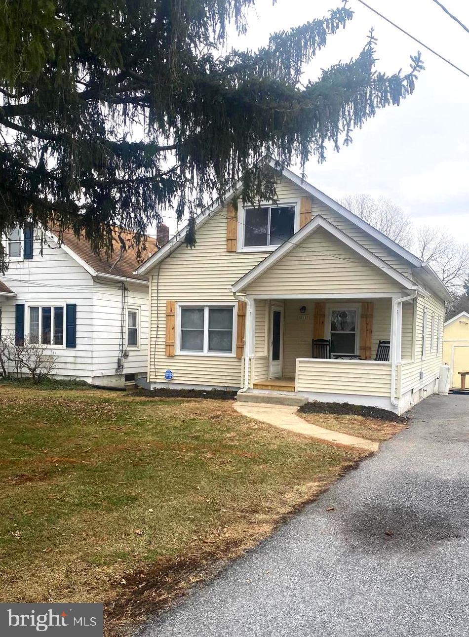 view of front of property with a front lawn and covered porch