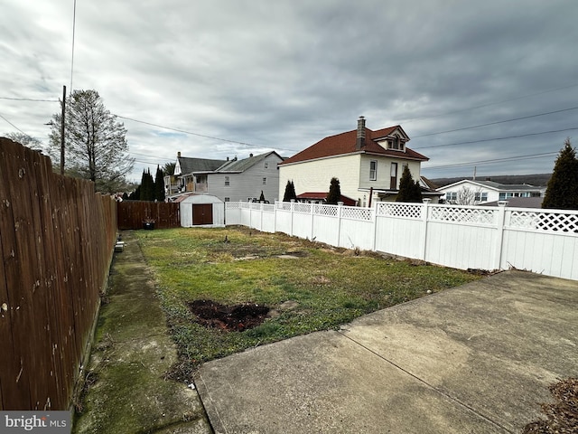 view of yard featuring a storage shed