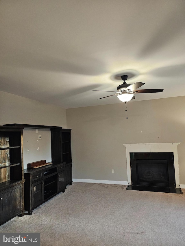 carpeted living room featuring ceiling fan