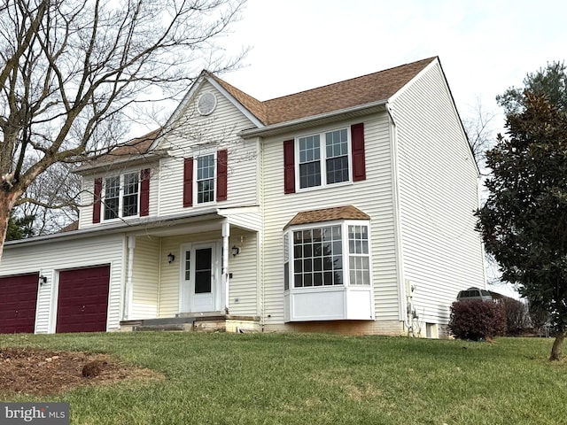 view of front of property featuring a front lawn