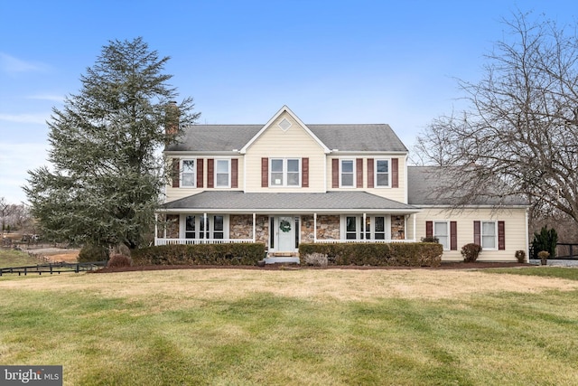 view of front of house with a front lawn