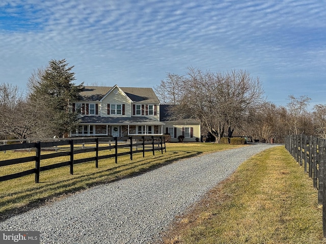 view of front facade featuring a front lawn