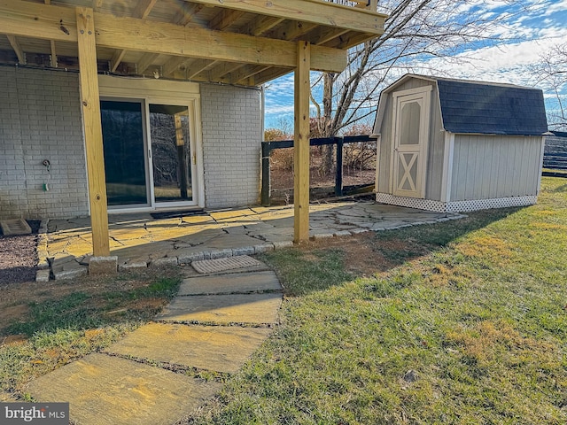 view of yard with a shed