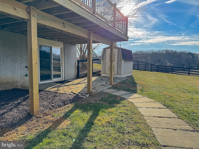 view of yard with a storage unit