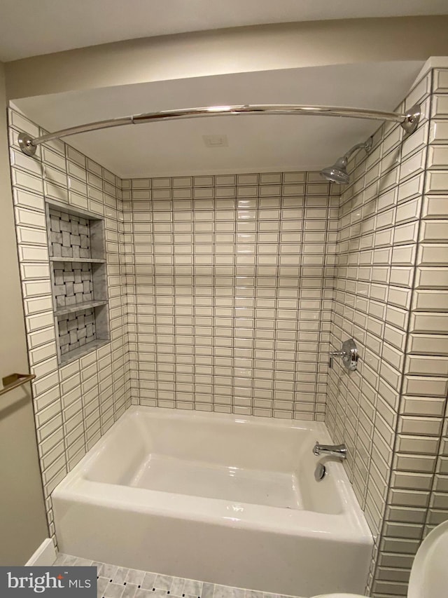 bathroom featuring tiled shower / bath