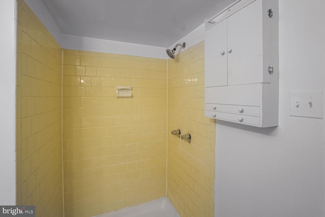 bathroom featuring a tile shower