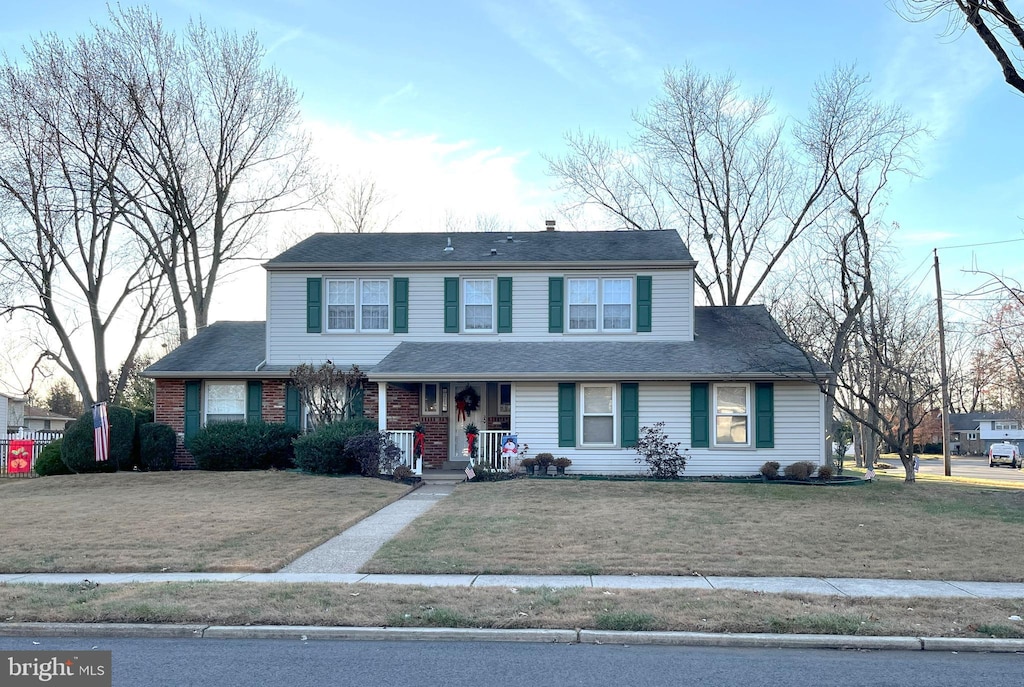 view of front of home featuring a front lawn and covered porch