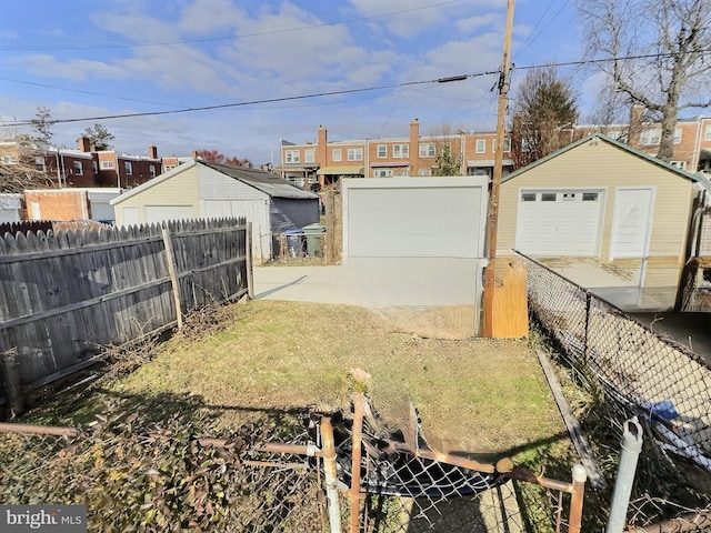 view of yard with an outbuilding and a garage