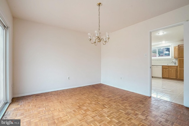 spare room featuring sink, a chandelier, and light tile patterned flooring