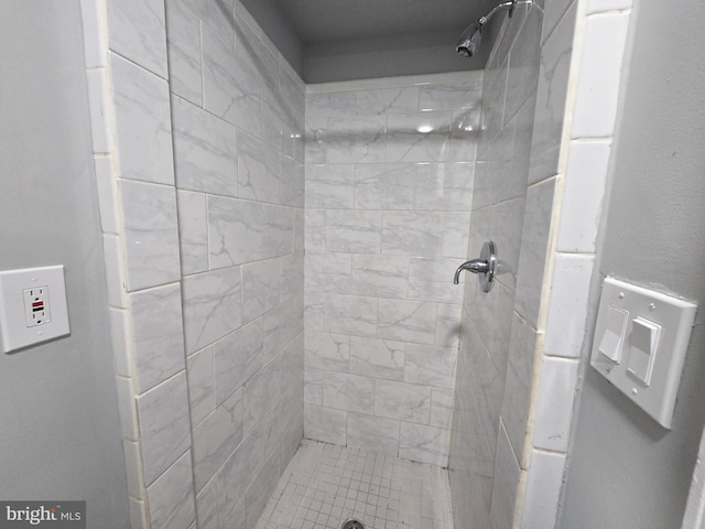 bathroom featuring a tile shower