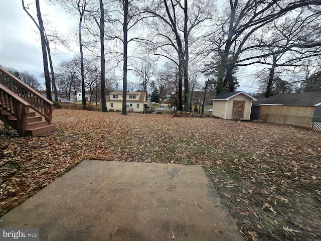 view of yard featuring a storage unit